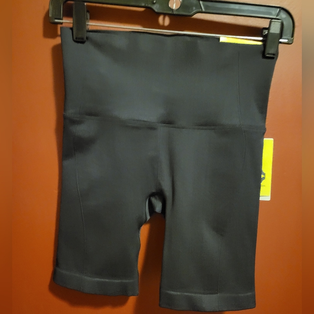 ALL IN MOTION Women's Seamless knit Construction High Rise Shorts SZ Small